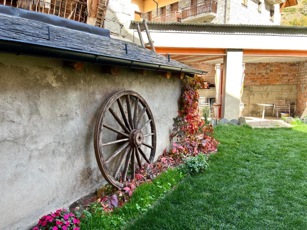 Espot Cowork & Apartments - L'Amfitriona Exterior photo